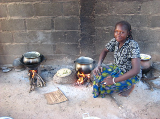 01 La Fille D Issaka Dans Sa Cuisine